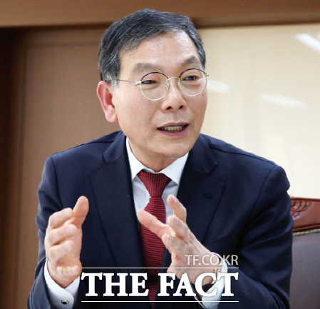 장만채 전 전남도교육감이 22일 내년도 교육감 선거에 참여할 뜻을 분명히 밝혀 장석웅 현 교육감과의 전현직 장-장대결이 관심을 끌 것으로 보인다.