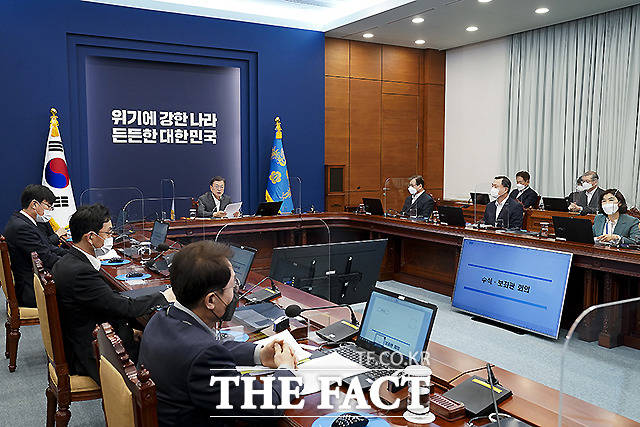 문재인 대통령이 22일 오후 청와대 여민관에서 수석·보좌관 회의를 주재하고 있다.