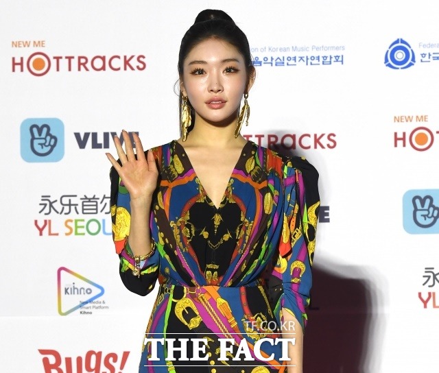 22일 방송된 KBS joy 무엇이든 물어보살에서는 건강과 부담감으로 고민하는 청하를 위해 청하 어머니와 즉석에서 전화 연결을 해 눈길을 끌었다. 사진은 지난해 가온차트 뮤직어워즈 레드카펫 행사 참석 당시 청하의 밝은 모습. /이새롬 기자