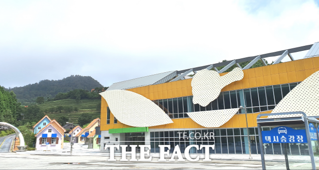 다향아트밸리는 전시판매동(지상3층)과 문화체험동(5개동)으로 구성돼 있으며, 건축 연면적은 2,133㎡ 규모다./보성군 제공