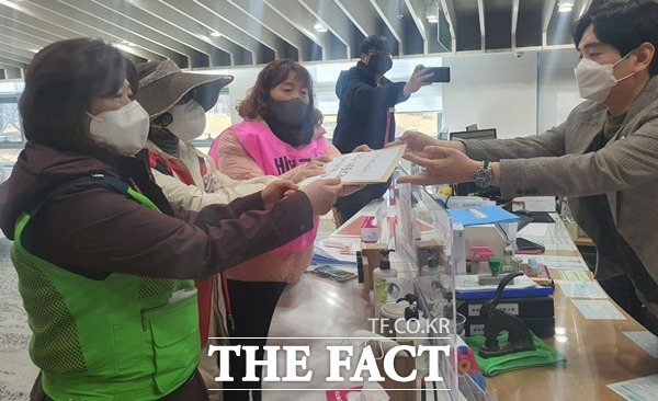 경북학교비정규직연대회의(이하 연대회의)가 23일 오전 10시 30분 경북도청 앞에서 학교 돌 봄 현장의 혼란과 종사자의 불이익을 초래할 수 있는 계획을 전면 중단하라는 기자회견을 가진 후 관계자가 회견문을 도청 민원실에 접수하고 있다,./경북학교비정규직연대회의 제공