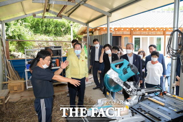 순천시가 읍면지역에 귀농귀촌을 희망하는 50세 미만의 청장년 맥가이버 공작소에 거주하며 독거노인, 취약계층 등 지역 주민 생활불편을 해소하는 순천형 맥가이버 사업을 확대 추진한다. /순천시 제공