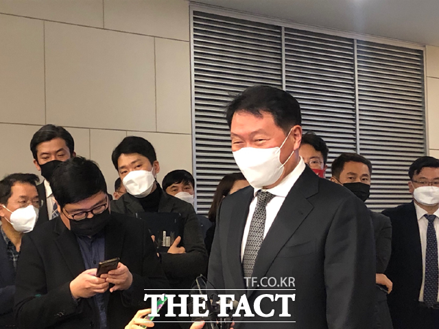 서울상공회의소 회장에 오른 최태원 SK그룹 회장이 23일 오전 열린 서울상공회의소 정기 의원총회를 마치고 포부를 밝히고 있다. /최승현 인턴기자