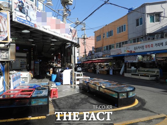 죽도어시장 횟집상가에서 설치한 수족관이 인도는 물론 도로부분까지 차지하고 있는 모습/포항=김달년기자