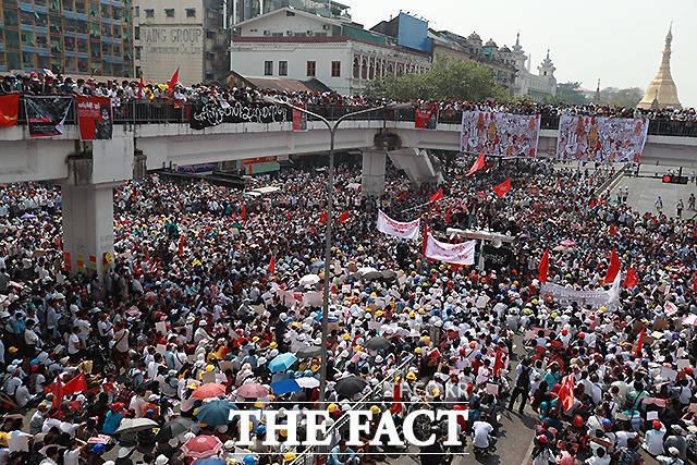 미얀마 군정이 3주 전 인수에 반대하는 총파업 요구에 응할 경우 살상무력을 사용하겠다고 위협했음에도 불구하고 시위대는 이날 미얀마의 가장 큰 도시에 모여들었다.
