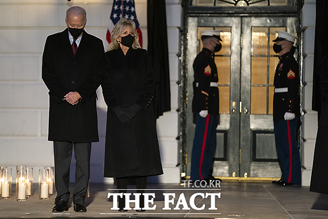 묵념하는 조 바이든 대통령과 질 바이든 여사.