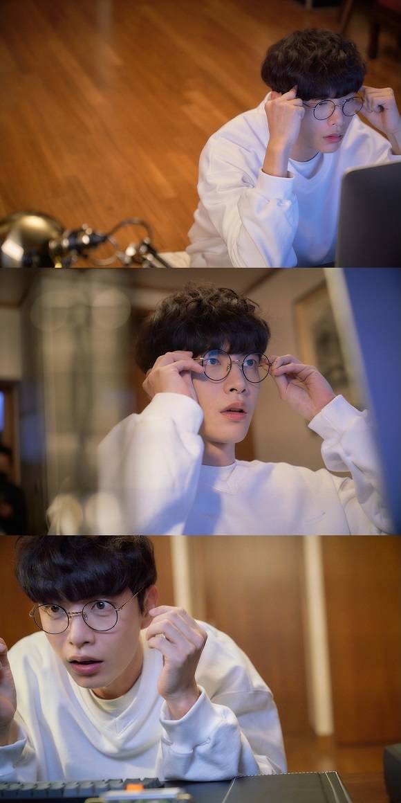 23일 공개된 이민기의 오!주인님 촬영 스틸 컷은 귀여운 매력이 돋보인다. /넘버쓰리픽쳐스 제공