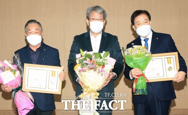 정읍시가 지역발전과 화합에 앞장서 온 어르신들과 노인복지 기여 단체 등에 표창장을 전달했다.유진섭 시장은 “어르신들이 더 행복하고 편안한 노후를 보낼 수 있도록 노인복지에 최선을 다 하겠다”고 말했다. / 정읍시 제공