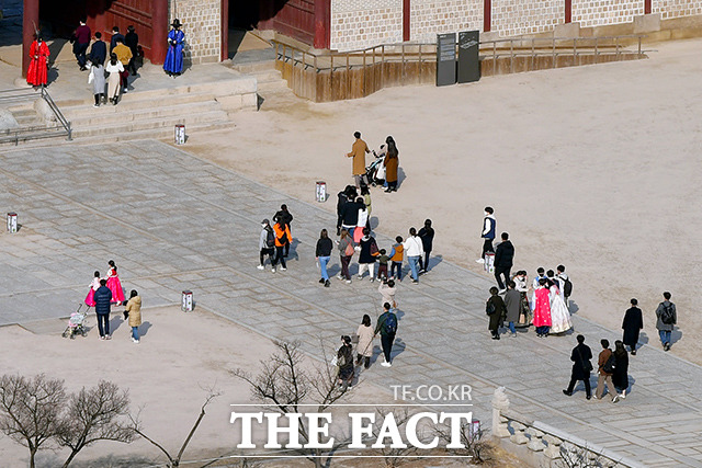 거리두기 단계 하향 이후 첫 주말이었던 지난 주말 전국 이동량이 설 연휴 때보다도 7.6% 증가한 것으로 확인됐다. 서울 최고기온이 17도를 기록하며 포근한 날씨를 보이고 있는 21일 오후 서울 종로구 경복궁에서 시민들이 나들이를 즐기고 있다. /이선화 기자