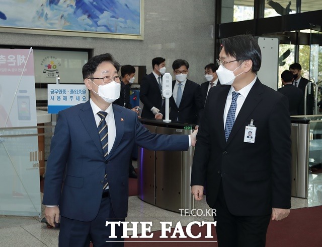 박범계 법무부 장관(왼쪽)이 24일 대전고등검찰청을 방문해 강남일 대전고검장을 만났다./더팩트 DB