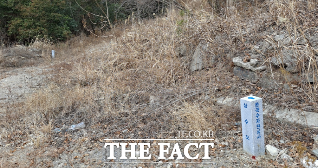 레미콘공장 예정부지에서 바로 뒷편 야산 위에 위치한 수자원공사 정수장으로 이어짐을 알려주는 안내 표지석이 보인다./순천=유홍철기자
