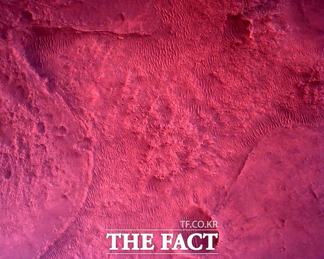 붉은 화성 표면의 모습. 퍼시비어런스는 사상 최초로 화성 표면에서 나는 소리를 녹음해 전달하는 데에도 성공했다.