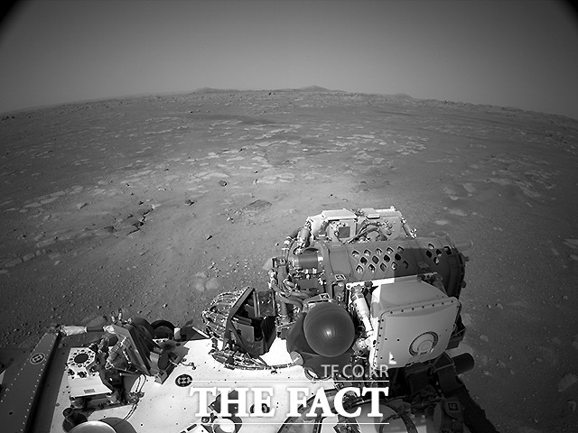 화성 표면에 안착한 미국항공우주국(NASA)의 화성 탐사로버 퍼서비어런스가 촬영한 화성의 사진이 공개됐다. /NASA 제공