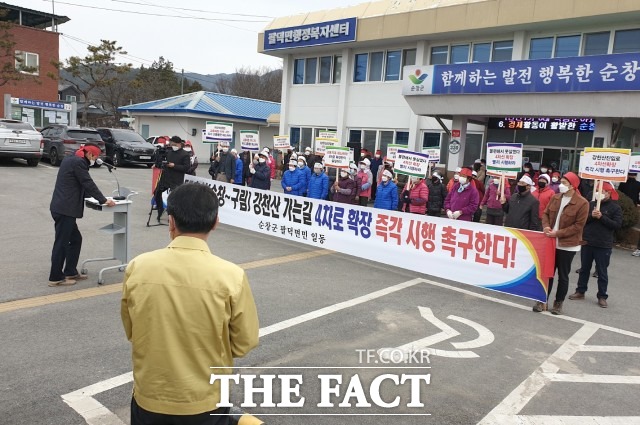 24일 순창군 팔덕면 마을이장 25명은 국지도 55호선 4차로 확장공사를 즉각 시행해 줄 것을 촉구했다. /순창군 제공