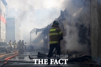  만석동 가구공장 화재 진압하는 소방관들 [포토]