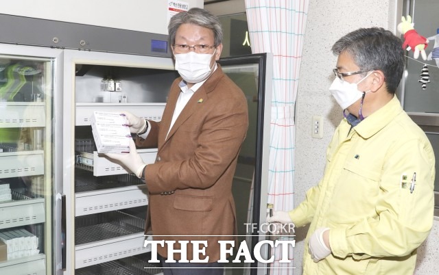 정읍시는 코로나19 백신 예방접종이 오는 26일부터 요양병원·요양시설 입원·입소자와 종사자를 대상으로 시작된다고 25일 밝혔다. 유진섭 정읍시장은 “백신 접종이 시작되면 상황을 신속히 공유하고, 공동 대응할 수 있는 체계를 잘 유지해 주길 바란다”고 당부했다. / 정읍시 제공