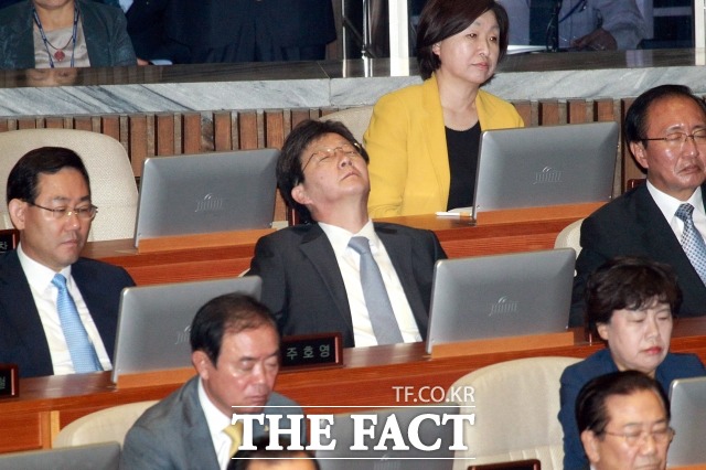 당청 파열음은 이전 정권에도 자주 있었다. 2016년 6월 13일 당시 국회 본회의장에서 박근혜 대통령의 제20대 국회 개원식 연설에 고개를 뒤로 젖히고 생각에 잠겨있는 유승민 무소속 의원(가운데). /더팩트 DB