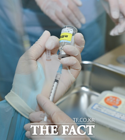대구시는 2월 26일부터 요양병원·요양시설 등 210여 개소 시설의 입원·입소자 및 종사자 1만2,000여 명을 대상으로 아스트라제네카 백신을 순차적으로 접종한다고 밝혔다. 백신 접종을 위해 백신을 주사기에 담고 있다./ 대구시 제공