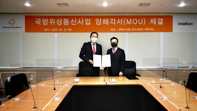 어성철 한화시스템 방산부문장(오른쪽)과 성상엽 인텔리안테크놀로지스 대표이사가 국방위성통신분야 협력을 위한 업무협약(MOU)을 체결한 뒤 기념촬영을 하고 있다. /한화 제공