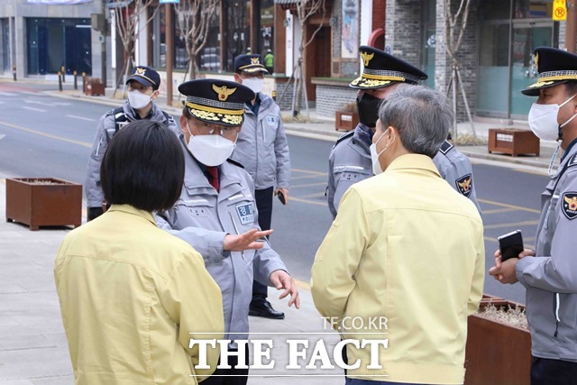 진교훈 전북경찰청장이 25일 오후 전주시 중앙동소재 전주시보건소 백신수송 현장을 찾아 백신 보관 및 접종장소 현장을 점검하고 있다. /전북경찰청 제공