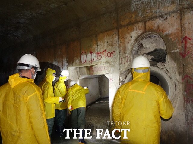 광주 서구청과 침수피해주민대책위 위원들이 2월 24일 오후 하수관거를 합동조사하고 있다./주민대책위 제공