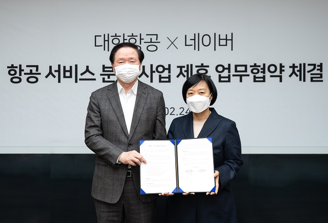 대한항공과 네이버가 24일 오후 네이버 그린팩토리에서 우기홍 대한항공 대표이사(왼쪽)와 한성숙 네이버 대표이사가 참석한 가운데 항공 서비스 분야 사업 제휴 업무협약을 체결했다. /양사 제공