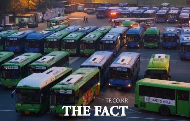 서울시는 이번 시내버스 노선 변경의 이유로 승객의 안전과 편의 증대를 위해서라고 밝혔다. /더팩트 DB