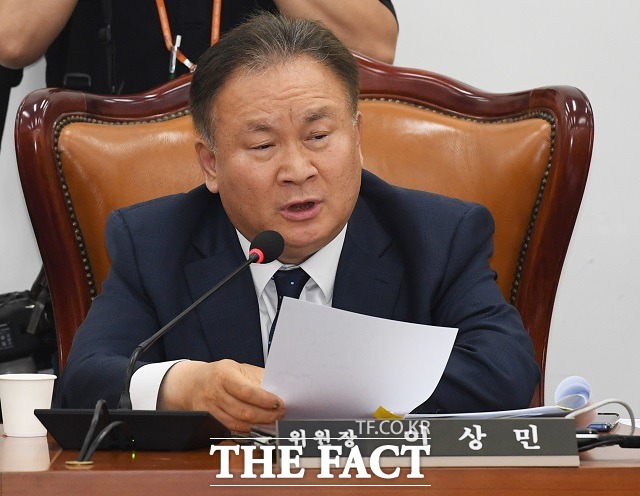 이상민 민주당 의원이 25일 민주당이 추진하는 중대범죄수사청 신설에 대해 공개적으로 부적절하다는 의견을 냈다. /배정한 기자