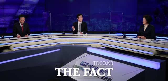 더불어민주당 우상호(왼쪽), 박영선 서울시장 보궐선거 예비후보가 25일 서울 여의도 KBS에서 열린 더불어민주당 후보 경선 토론회에 참석해 토론을 하고 있다. /국회사진취재단