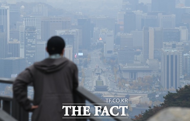 26일은 수도권을 제외한 전국이 대체로 흐리겠으며 대기는 건조하겠다. /더팩트 DB