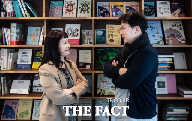 유강서애(왼쪽) 윤승민 작가는 SF 장르 승리호의 디테일을 위해 수많은 자료를 참고했다. /이동률 기자