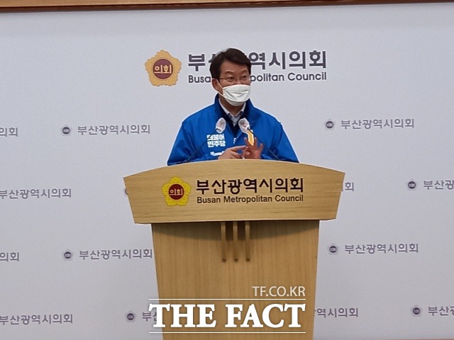 더불어민주당 변성완 부산시장 예비후보가 25일부산시의회 브리핑룸에서 긴급 기자회견을 열고 국토부는 더 이상 800만 부울경 시·도민을 우롱하지 말라고 비핀했다. /부산=조탁만 기자