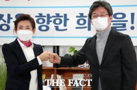  나경원과 주먹맞댄 유승민 [TF사진관]