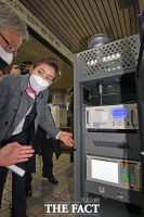  미세먼지 장비 설명 듣는 나경원 [포토]