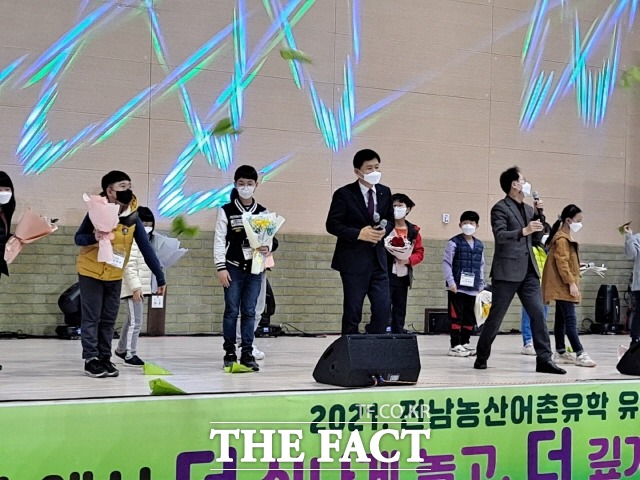 유학생들이 조희연, 장석웅 교육감과 함께 전남에서 더 신나게 놀고, 더 깊이 배우며, 더 건강하게 자라기 위해 유학생활 동안 해보고 싶은 것, 바라는 것 등을 종이비행기에 적어 날리는 소망비행기 날리기 퍼포먼스를 하고 있다. /순천= 유홍철기자