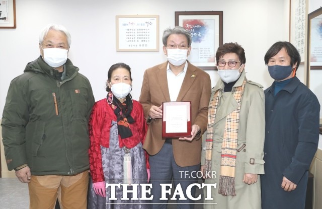 유진섭 정읍시장이 전북도 무형문화재 기·예능 보유자들로부터 ‘정읍 무형문화재 복합전수교육관 건립’에 기여한 공로로 감사패를 받았다./정읍시 제공