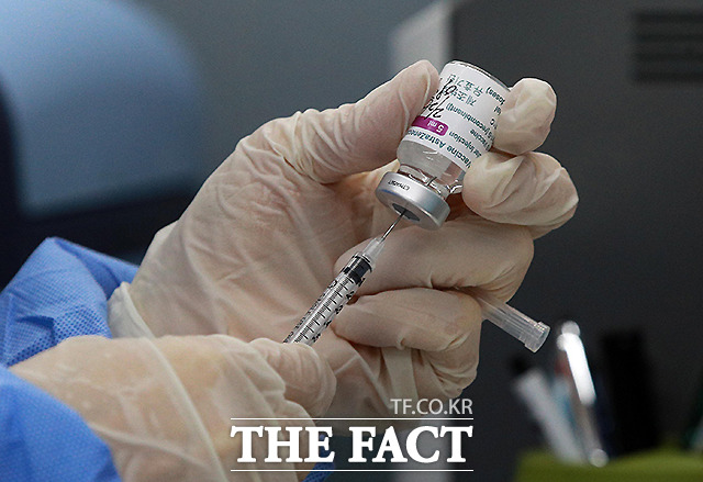 국내 코로나19 백신 접종이 시작된 26일 서울 도봉구보건소에서 의료진이 아스트라제네카 백신을 주사기에 담고 있다.