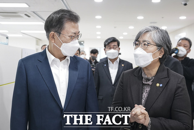 문재인 대통령은 26일 정은경 질병관리청장과 서울 마포구 보건소를 방문해 코로나19 백신 접종 현장을 찾아 점검했다. 문 대통령이 정 청장에게 접종 순서 등을 묻고 있다. /청와대 제공