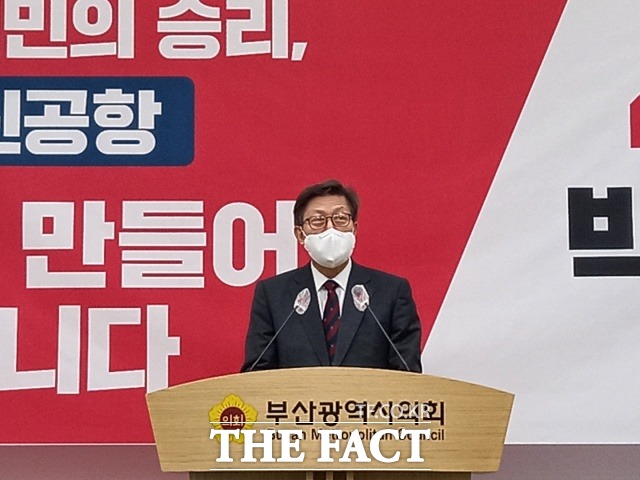 박형준 국민의힘 부산시장 예비후보는 26일 오전 부산시의회 브리핑룸에서 원만히 2030 엑스포에 맞춰 신공항을 건설하려면 부울경에서만이라도 초당적 협력이 필수적이라며 가덕도 신공항 건설을 위한 초당적 협의체를 구성하겠다고 밝혔다. /부산=조탁만 기자