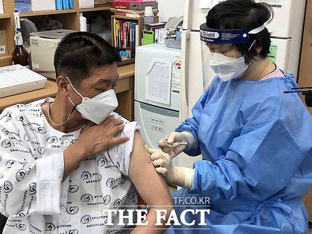 26일 강원 춘천시 노인전문병원에서 김영선 씨가 백신 접종을 받고 있다.
