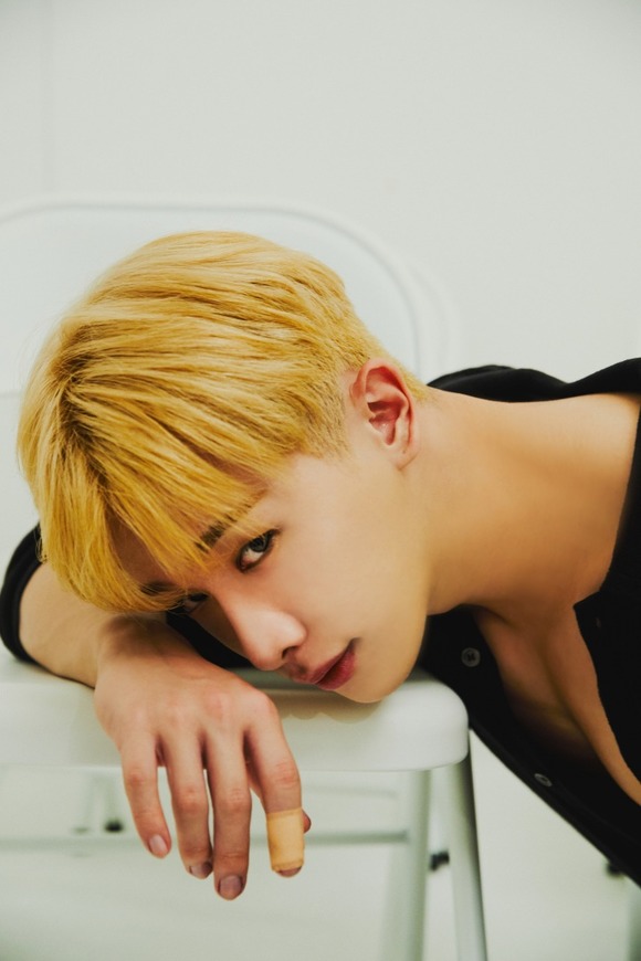 원호가 26일 오후 2시(한국 시간) 첫 번째 미니 앨범 파트2 Love Synonym #2 : Right for Us를 발매했다. /하이라인엔터 제공