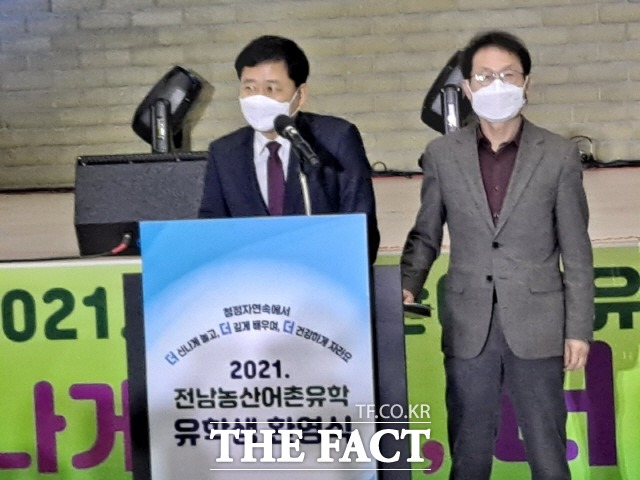 장석웅 전남도교육감과 조희연 서울시교육감이 26일 순천시 순천만생태문화교육원에서 전남 농산어촌유학 프로그램에 참여한 서울 유학생들을 환영하는 인사말을 하고 있다. /순천= 유홍철기자