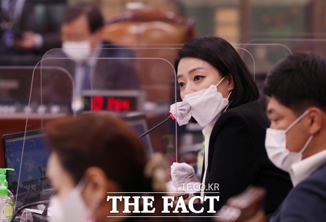 배현진 국민의힘 의원이 26일 황희 문체부 장관을 향해 4차 추경에 대한 준비가 안 되어 있다고 질타했다. 지난해 국정감사에서 질의하는 배 의원. /이새롬 기자