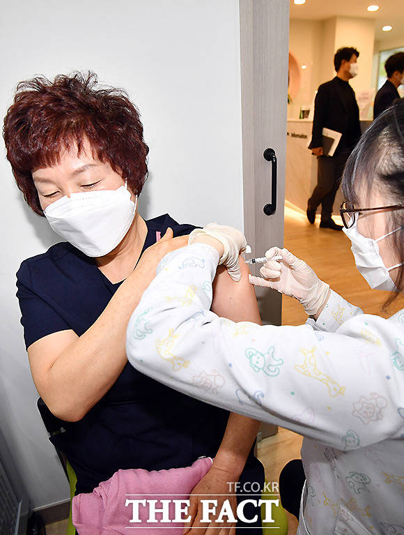 26일 오전 부산 해운대구 보건소에서 부산 1호 접종자인 노인요양시설의 간호과장 김순이 씨가 접종을 하고 있다.