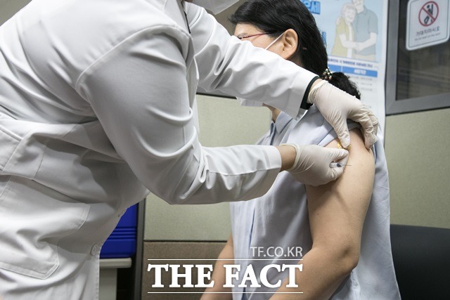 26일 오전 전북 군산시보건소에서 전북 1호 접종자 김정옥 참사랑요양병원 원장이 코로나19 백신을 맞고 있다. /군산시 제공