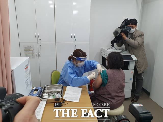 26일 오전 전국 요양병원·요양시설·보건소에서 신종 코로나바이러스 감염증(코로나19) 백신 접종이 시작됐다. 성동구 1호 접종자인 황인혜 씨(56·요양보호사)가 접종을 받고 있다. /이헌일 기자