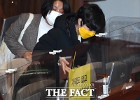  '가덕도 말고 코로나 손실보상' 피켓 붙인 류호정 [포토]