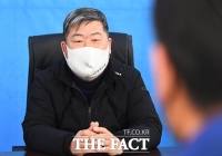  대화 나누는 김동명 한국노총 위원장 [포토]