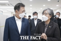  백신 접종 현장 찾은 文대통령 '저는 언제 기회를 줍니까'