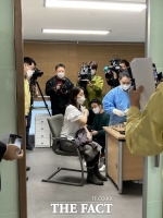  '다들 안심하고 맞았으면' '어르신 위해 왔죠'…긴장된 접종 첫날